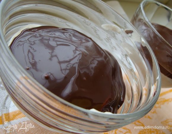 Черный шоколад растопить вместе с 33% сливками. Можно в микроволновке (30 сек) или на водяной бане. Главное не перегреть, иначе шоколад свернется. Вылить в креманки.