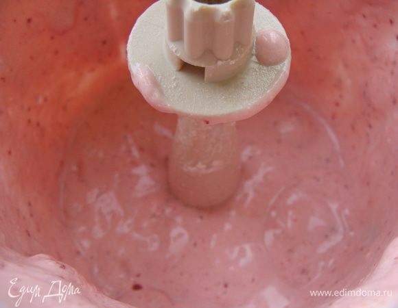 2 клубничный слой. 50 г творога и 60 г клубники (если без сахара, то добавить 1-2 ч. л. сахара), взбить. Добавить растопленный белый шоколад (15 г), желатин (25 мл), все еще раз перемешать.