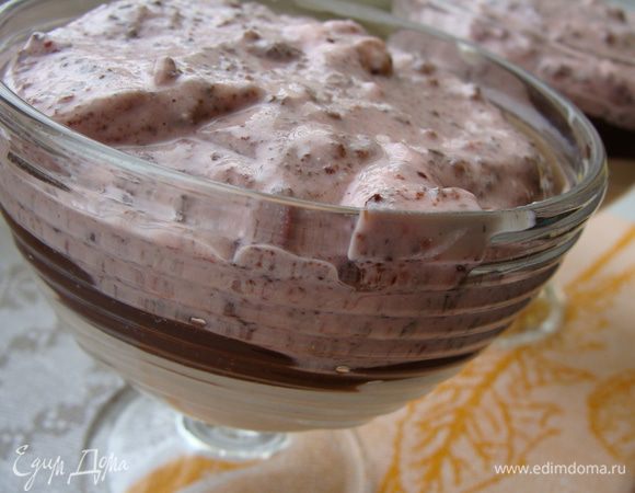 Добавить бисквитную крошку. Перемешать. Выложить сверху. 
