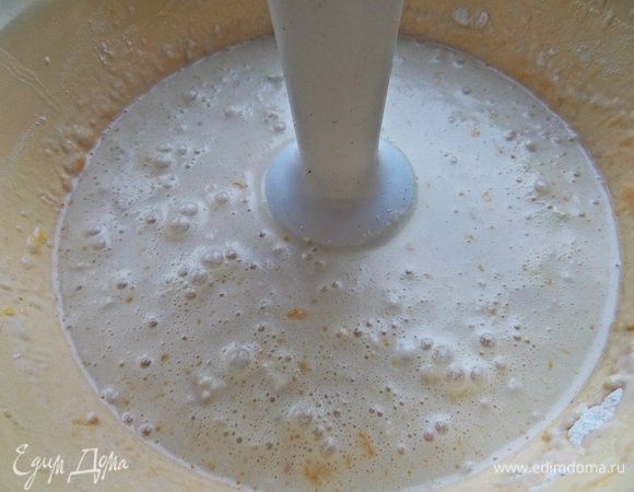Взбиваем тесто в кувшине-блендере или погружным блендером, оставим тесто немного постоять.
