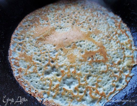 Печём тонкие блинки на средней сковороде.