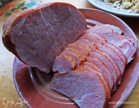 Для начинки ветчину или любое готовое мясо нарезать сначала на ломтики.