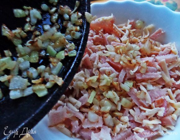 Обжарить среднюю луковицу и соединить с мясом.