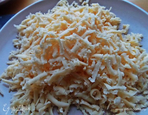 Сыр крупно натереть, часть сыра отправить к начинке.