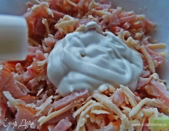 Мясо и сыр перемешать со сметаной или майонезом для связки и сочности.