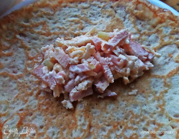 В центр блина положить ложку начинки.