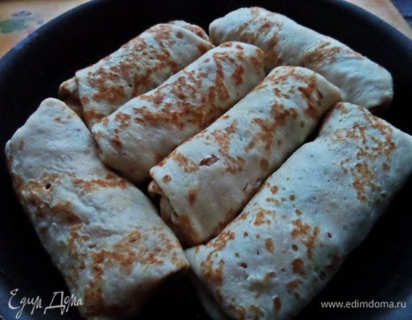 Укладываем наши трубочки в тефлоновую смазанную форму и посыпаем остальным сыром. Запекаем до золотистой корочки около получаса!