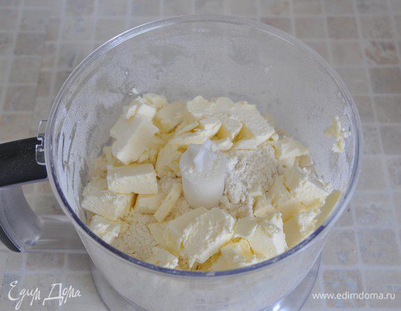 Приготовим тесто: в чаше блендера смешать муку, соль, сахар. Очень холодное масло порезать на кусочки и добавить в муку. 