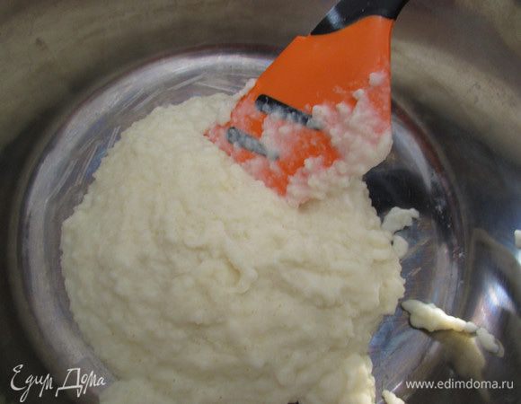 В кастрюлю налить 1 стакан воды, поставить на огонь и дать закипеть. Добавить пшено и соль. Варить на медленном огне, минут 15-20. Затем добавить 1 стакан теплого молока, довести до кипения и варить до полного разбухания крупы, еще 15 минут.