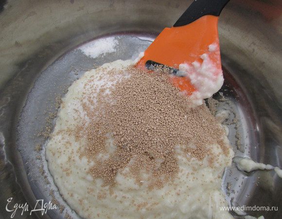 В готовую кашу положить растительное масло, сахар, соль, дрожжи и хорошо перемешать.
  