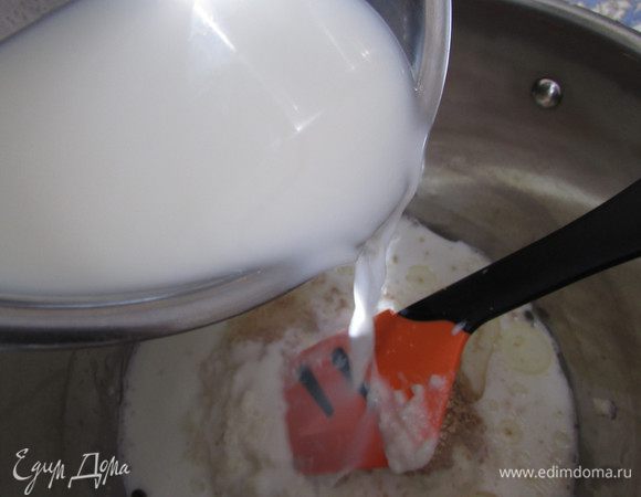 Влить 500 мл теплого молока, перемешать, поставить в теплое место  и дать побродить, примерно пару часов, чтобы появились бульки.