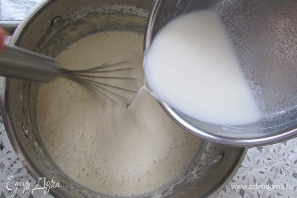 Вскипятить 500 мл молока и вылить его в тесто, при этом хорошо и быстро все перемешать.
