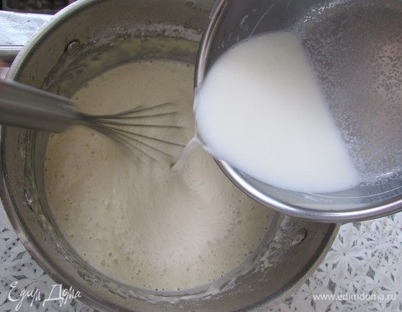 Вскипятить 500 мл молока и вылить его в тесто, при этом хорошо и быстро все перемешать. 
