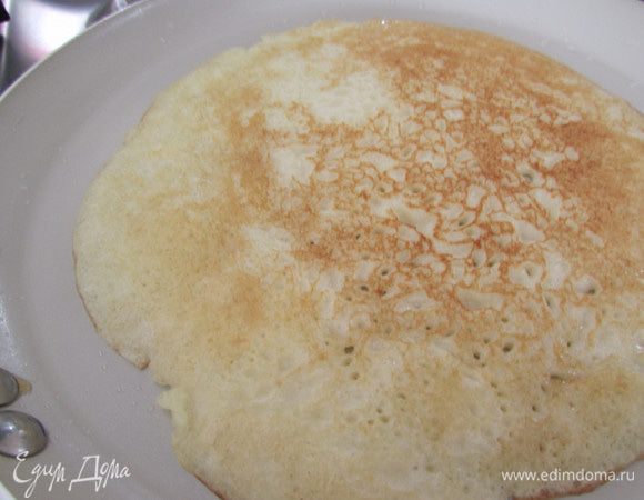 Выпекать на раскаленной сковороде, смазанной растительным маслом, с обеих сторон. Здесь совет от моей бабушки, когда будете переворачивать блинок на другую сторону, по краям блина подлейте чуть-чуть растительного масла.