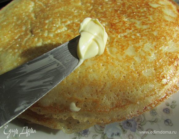 Готовые блины выложить стопкой, при этом обязательно каждый блин смазать сливочным маслом.