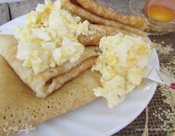 Подавать блины теплыми с любыми начинками и соусами. Я предлагаю соус, который нам делала деревенская бабушка. Сварить яйца в мешочек и взбить их с солью, добавить размягченное сливочное масло, перемешать. Очень вкусно!