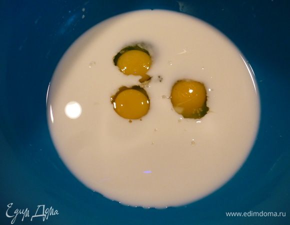 Готовим тесто для блинов.
Взбиваем венчиком яйца с молоком, солью и сахаром.