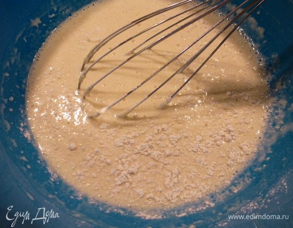 Добавляем пиво. Просеиваем муку с разрыхлителем, тщательно перемешиваем до однородности.
