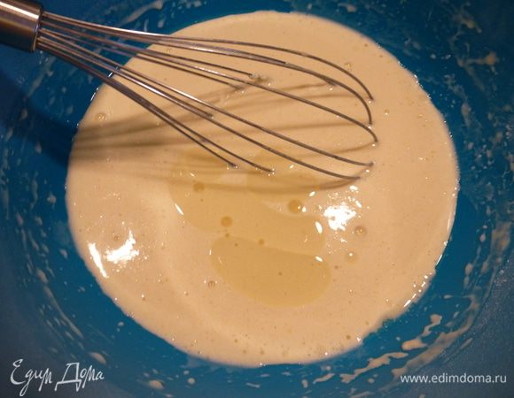 Добавляем растительное масло. Оставляем тесто на 15 минут отдохнуть.