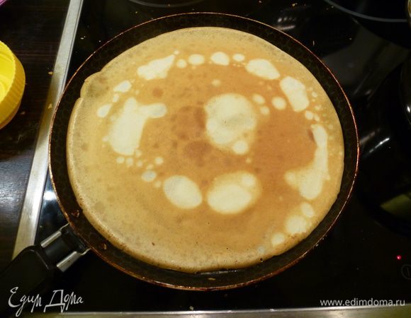 Выпекаем блинчики на среднем огне.