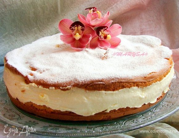 Сегодня у меня конечное фото первое оказалась, т.к. загрузила его уже давно.
В этом случае я выпекала тесто для пирога в разъемной форме, а потом разрезала его пополам поперек. Как вариант можно так. Но в оригинале тесто выпекают прямоугольной формы, а потом просто разрезают вдоль на две половины. Мне это не очень нравится, поэтому я стала выпекать тесто дважды, т.е два отдельных коржа и соответсвенно используя двойную дозу теста. Разрез такого варианта пирога будет ниже.