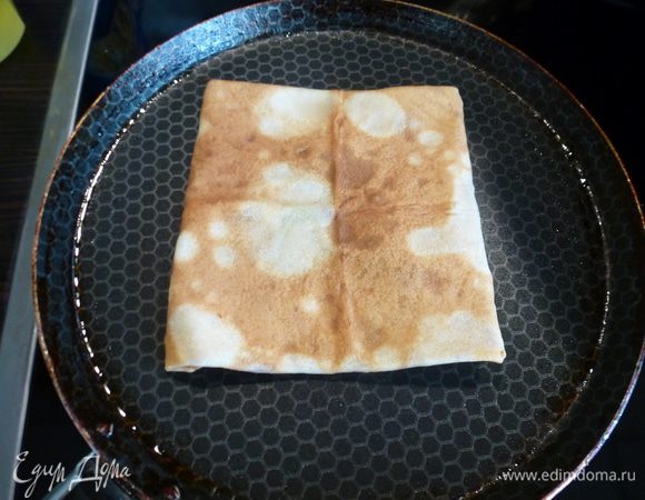 Загибаем другие две стороны, обжариваем еще 30 секунд. Это нужно для того, чтобы края блинчиков не разгибались, а формировали "тарелочку".