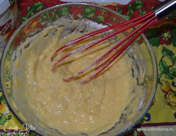 Тыкву отварить и блендером взбить до состояния пюре. В тыквенное пюре добавить сахар, разрыхлитель, соль, размягченное сливочное масло и муку, заместить тесто.