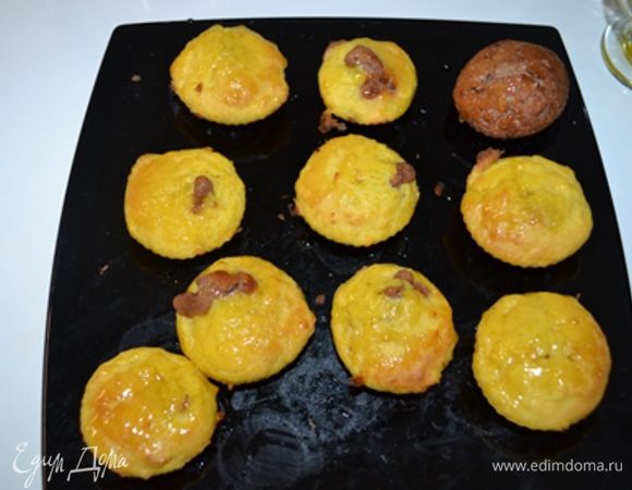 Мед растопить и смазать им готовые маффины.