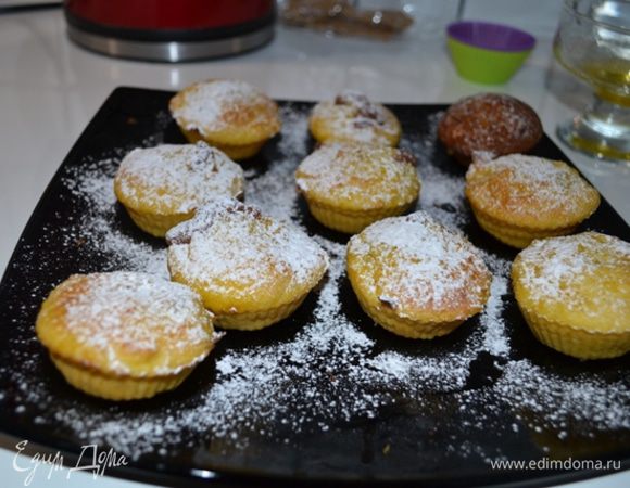 Через сито посыпать маффины сахарной пудрой. Приятного аппетита!