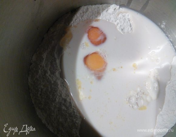 Яйца и масло нужно вынуть за ранее, они должны быть комнатной температуры. Дрожжи растворите в чуть подогретом молоке. В чашу комбайна просейте муку (мне понадобилось на две неполные ст. л. муки больше), всыпьте сахар, соль, вбейте яйца и масло, влейте молоко с дрожжами и вымесите мягкое, эластичное тесто.