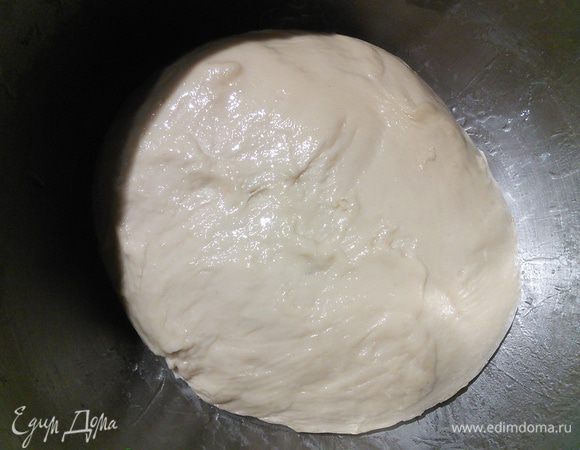 Тесто соберите в комок, смажьте миску маслом, переложите в неё тесто, затяните плёнкой и поставьте в тёплое место на расстойку на час.