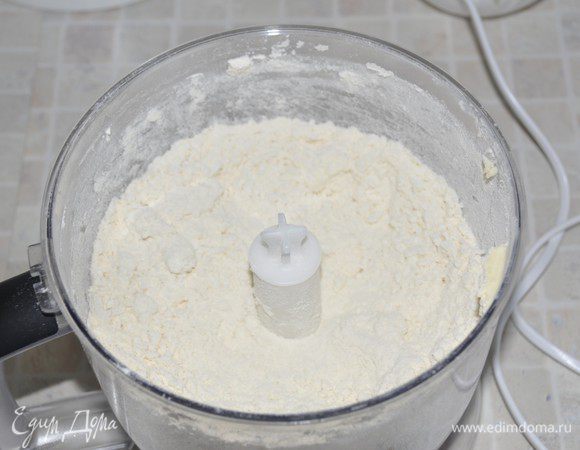 Несколькими пульсациями блендера измельчить в крупную крошку.