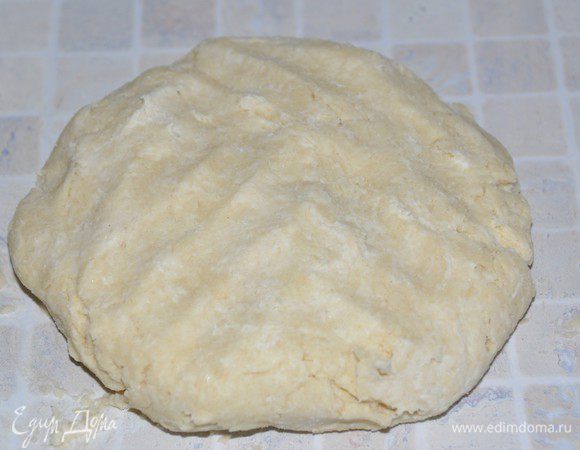 По столовой ложке добавлять ледяную воду (может вся и не понадобится) до того момента, как тесто начнёт собираться в шар. Руками собрать тесто, расплющить его, завернуть в пленку и убрать в холодильник минимум на 1 час. Такое тесто может храниться в холодильнике до 3 дней. 