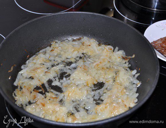 Пока охлаждается тесто, приготовим начинку. 
Для начинки: разогреть в жаровне растительное масло, добавить порезанную полукольцами крупную луковицу. Тушить на среднем огне, периодически помешивая, 20 минут. 