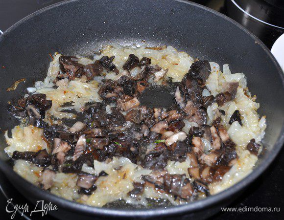 Добавить мелко порезанные грибы, выпарить жидкость от грибов. Помешивать. 