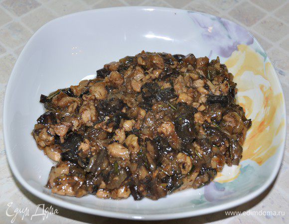 Посолить и поперчить с тем расчетом, что еще будет добавляться в начинку сыр. Дать остыть. 