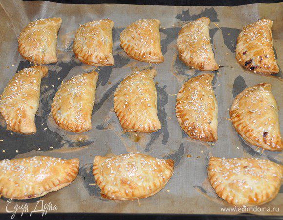 Выпекать в разогретой духовке при температуре 180 градусов около 30-35 минут до золотистого цвета. Ориентируйтесь по своей духовке. Снимать пирожки лучше, немного поддевая их ножом с пергамента, осторожно, чтобы не сломались. У меня получилось 23 вот таких красивых пирожка.