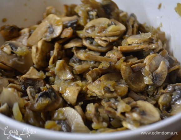 Лук порезать полукольцами, грибы помыть, обсушить и порезать пластинами.
На сковороде с небольшим количеством постного масла обжарить репчатый лук, к нему добавить грибы и жарить 7-10 минут. Посолить и поперчить по вкусу.