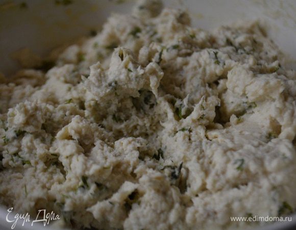 Куриное филе отварить в подсоленной воде. Прокрутить через мясорубку или измельчить в блендере. Добавить измельченный укроп и майонез. Если вы не хотите добавлять майонез, замените его на бульон в котором варилась курица. Сыр потереть на мелкой терке. Салат помыть и обсушить.
