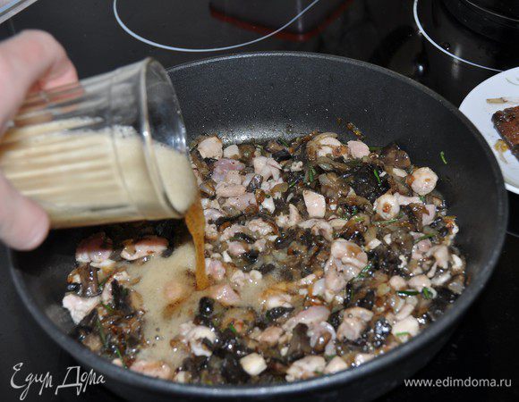 Влить пиво и тушить еще 10 минут без крышки. Пиво придаст интересный вкус (алкоголь при тушении испарится, а вкус останется). Очень легкие сорта пива,  как правило, добавляют очень мало аромата пище. Очень интенсивное пиво, может дать неприятный горький, дымный или жженый вкус начинке. Выбирайте «среднее» пиво с ароматом.