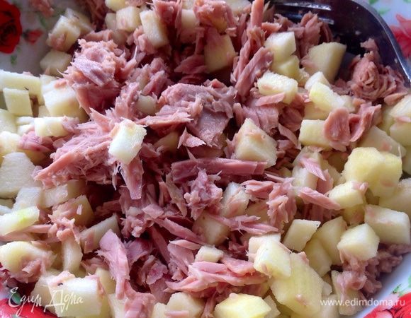 Размять вилкой тунец в собственном соку, добавить одно сладкое порезанное яблоко без кожуры.