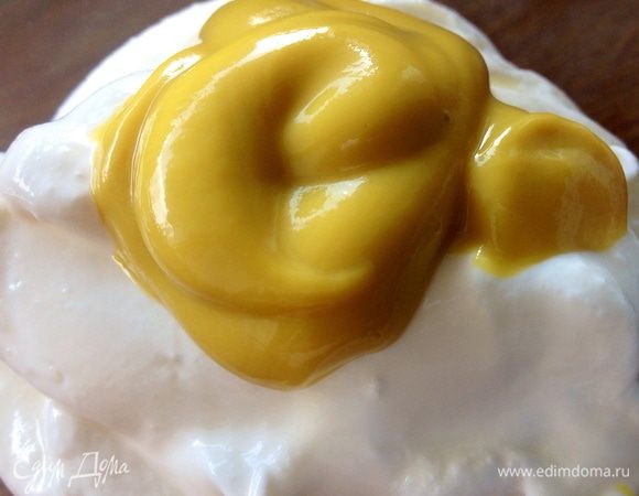 В сметану добавить чайную ложку с горкой горчицы, щепотку соли и хорошо перемешать.