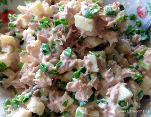 Заправить салат сметано-горчичной заправкой и добавить зеленый лук. Все перемешать.