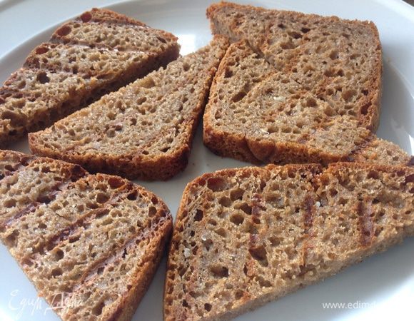 Поджарить хлеб в двустороннем гриле или в тостере без масла. Натереть готовые тосты чесноком, подавать салат из тунца на кусочке этого хлеба. Это очень вкусно. Теперь это наша любимая закуска.

Приятного аппетита :-)