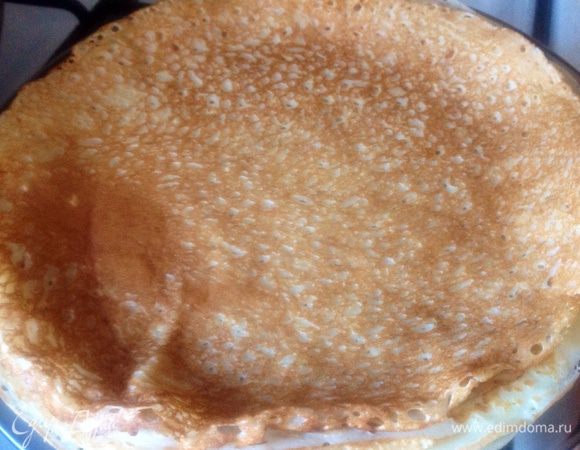 Тесто на блины взбиваем в такой очередности: яйца, кефир, вода, соль, сода, сахар, масло, мука. Тщательно перемешиваем и выпекаем блины.