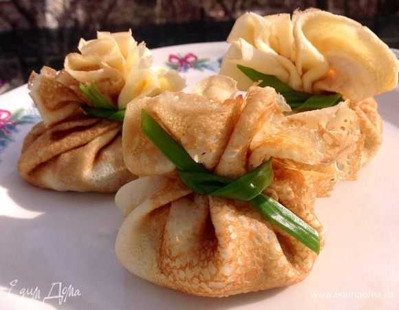 Завернуть блины и завязать зеленым луком, либо свернуть трубочкой. Подавать со сметаной.

Приятного аппетита :-)