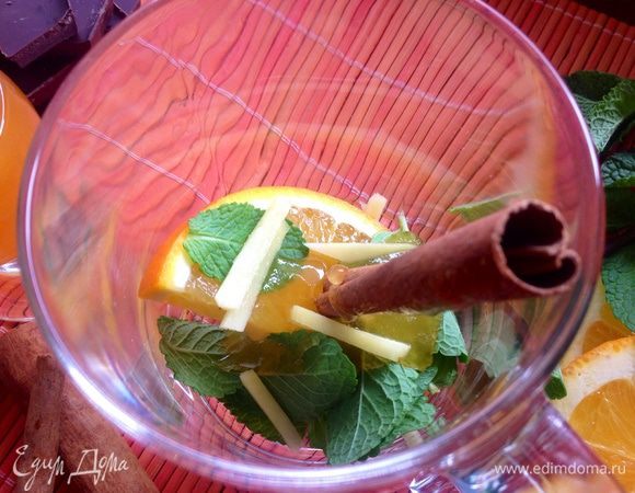 Имбирь очистить от кожуры, порезать на полоски, положить в чашку. Туда же листья свежей мяты, мед, дольку апельсина и стручок корицы.