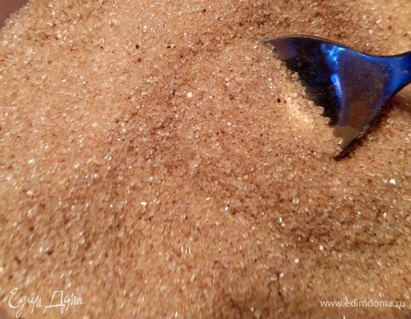 Сахар перемешать с корицей. В оригинале сахар коричневый, у меня не было, я перемешала белый сахар.