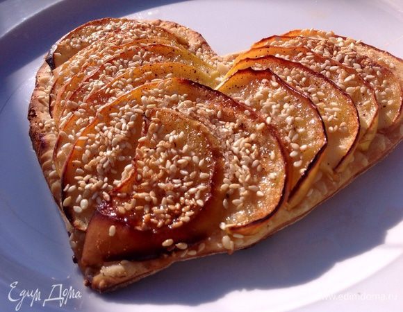 Такой тарт можно делать в любой формы, как вам нравится. Я сделала еще в форме сердечка.