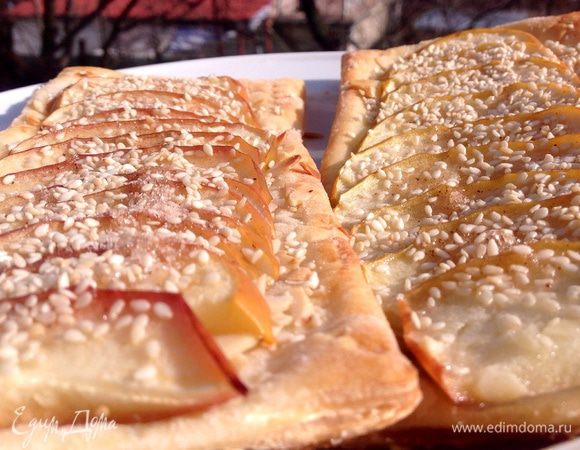 Можно в форме таких пластов. От формы вкус вашего тарта не изменится.

Приятного аппетита :-)